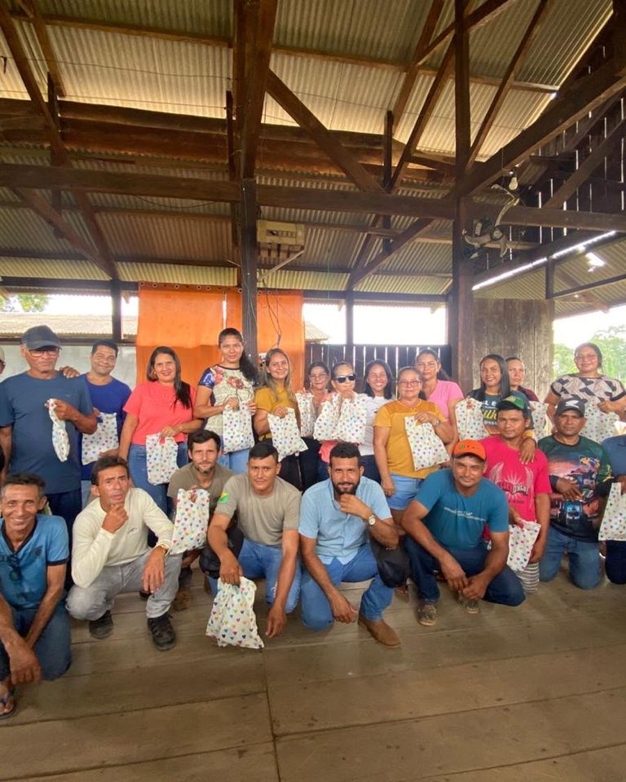 Comunidade e artesãs reunidas no galpão do Seringal Guanabará