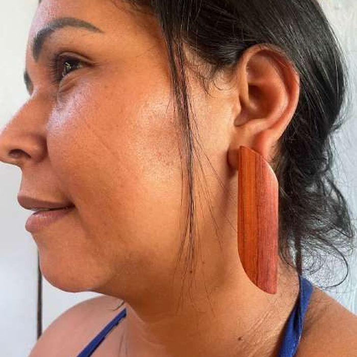 Artesã do Ateliê Florescer usando biojoia