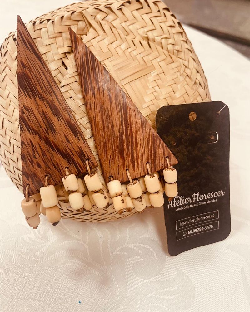 Brincos de sementes e madeira com etiqueta Ateliê Florescer
