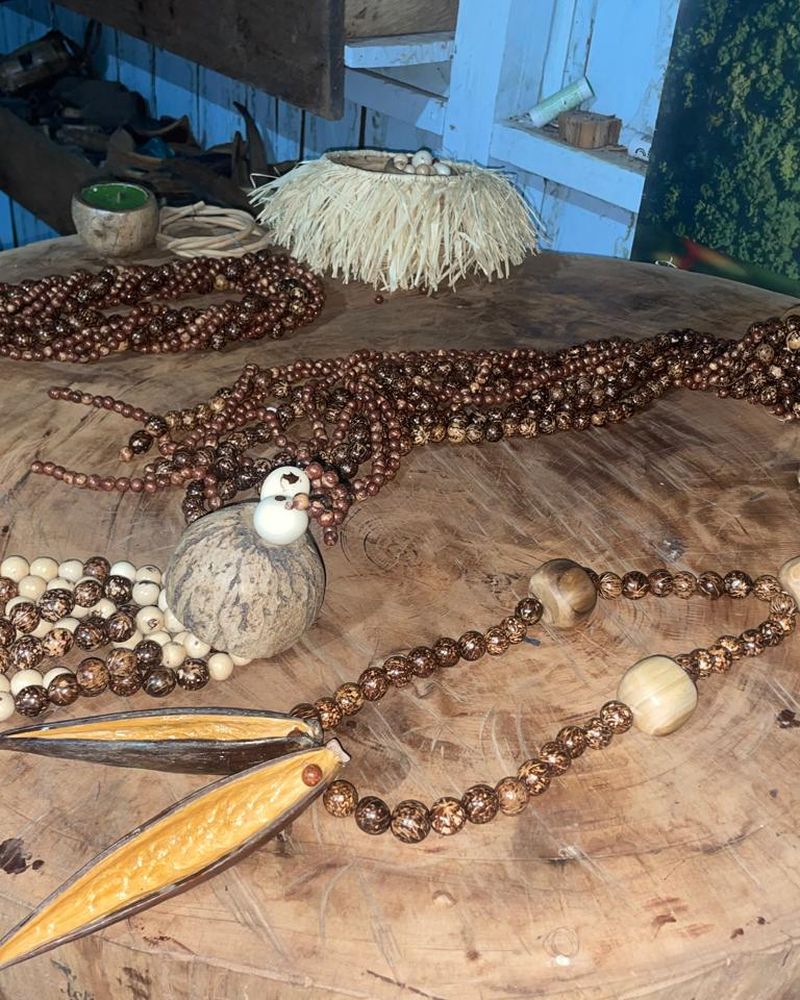 Colares de biojoias em sementes amazônicas feitos pelo Ateliê Florescer