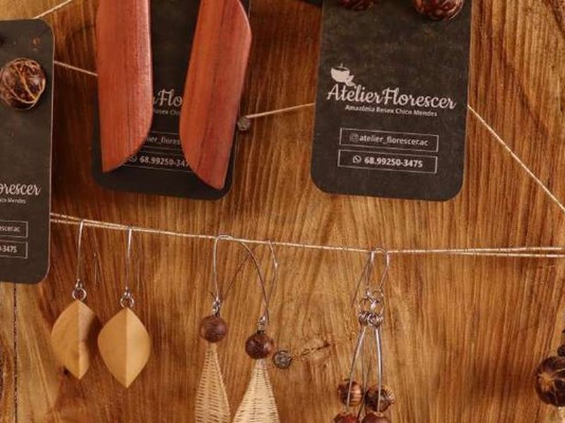 Peças de decoração em sementes e madeira