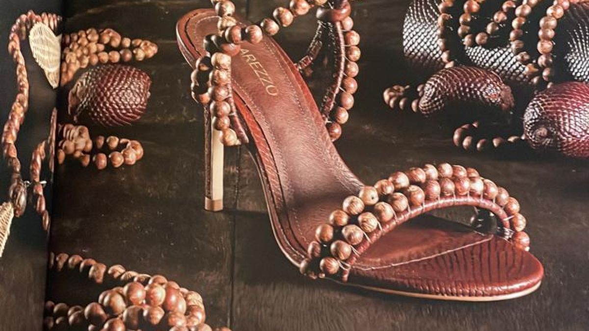 Sandália Arezzo com biojoias do Ateliê Florescer, parceria de moda sustentável